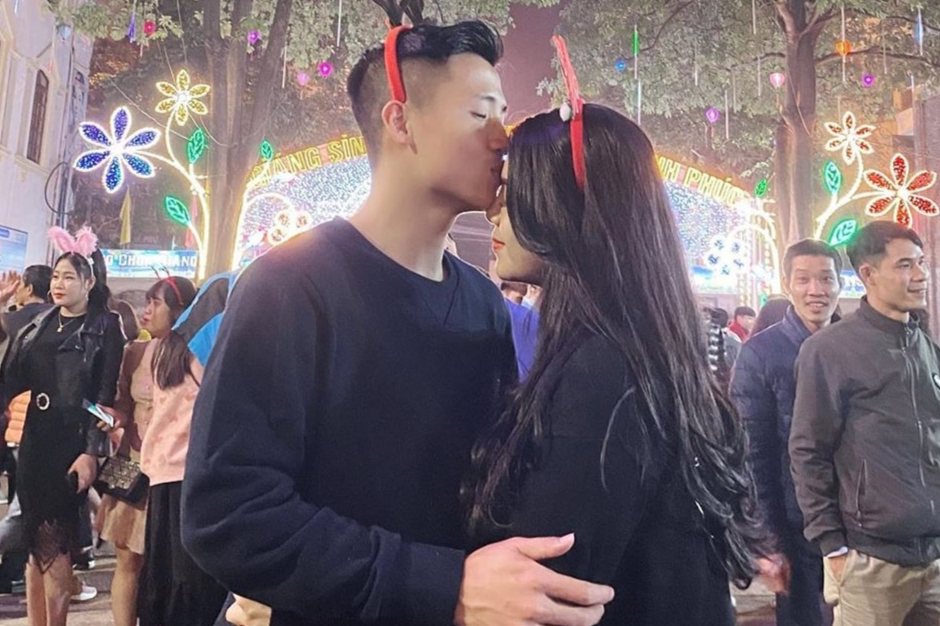 Tien Dung, Hoang Duc va dan cau thu dua vo, ban gai di choi dem Noel hinh anh