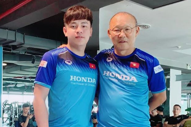 Tro ly ngon ngu moi cua U23 biet 4 thu tieng, co ngoai hinh noi bat hinh anh