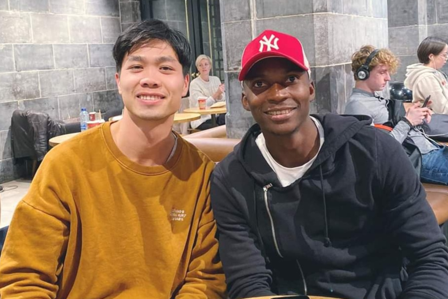 Cong Phuong dao pho, gap go ban be truoc khi ve nuoc hinh anh