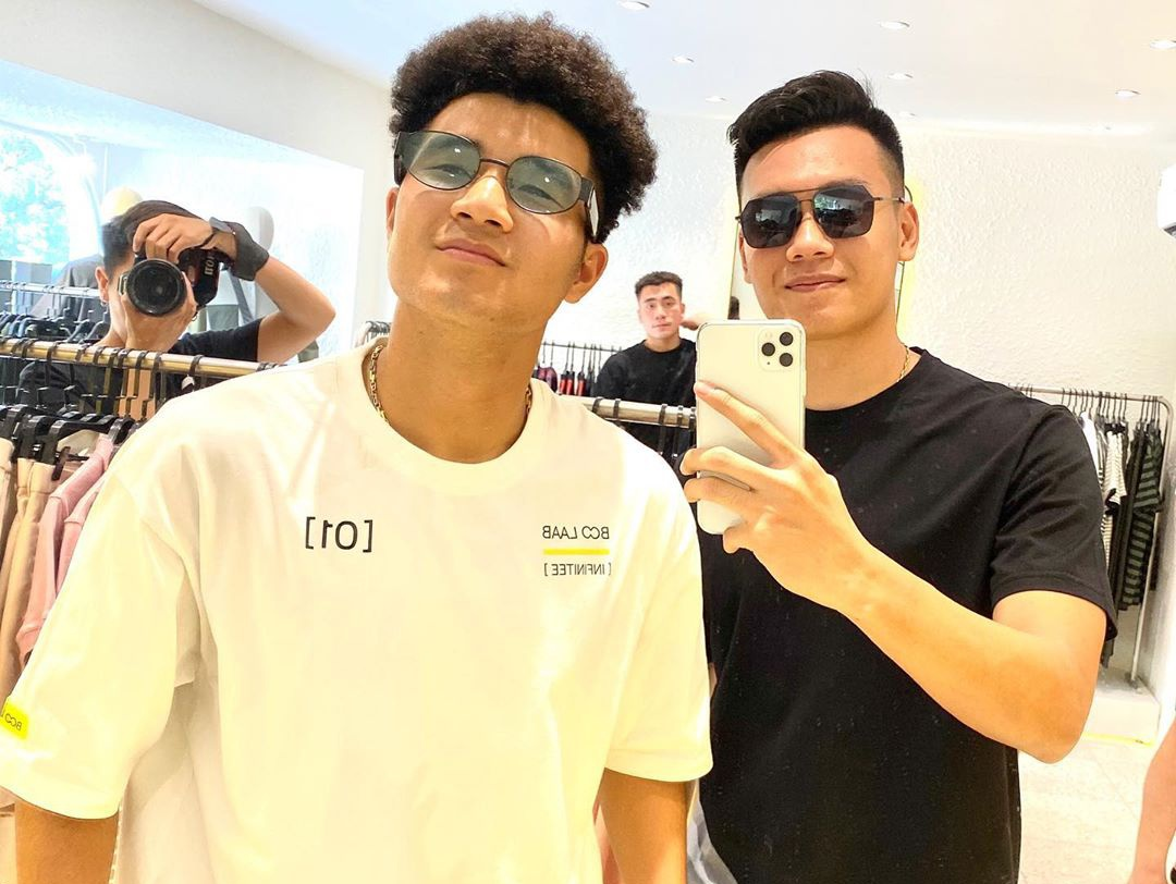 Dan cau thu ru nhau di mua sam, doi kieu toc don nam moi hinh anh