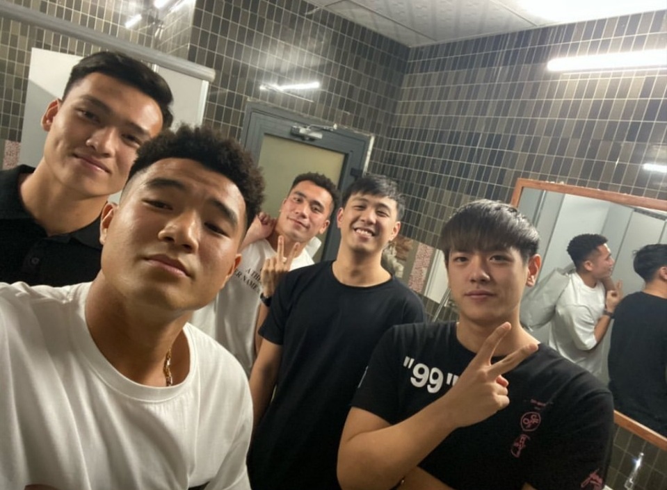 cau thu mua sam cuoi nam anh 2