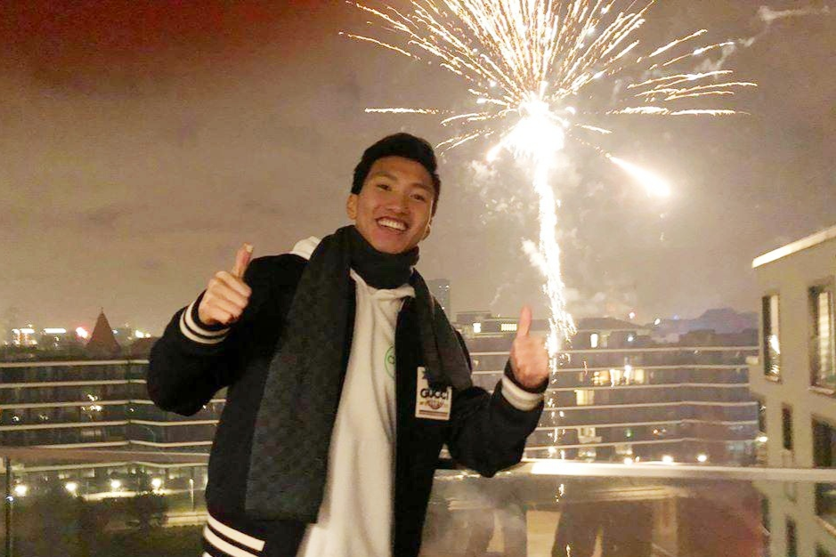 Van Hau dot phao bong mung nam moi tren duong pho Berlin hinh anh