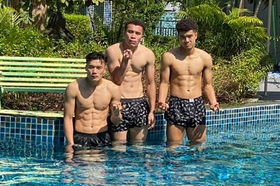 Ha Duc Chinh, anh em Tien Dung - Tien Dung khoe co bung o Thai Lan hinh anh