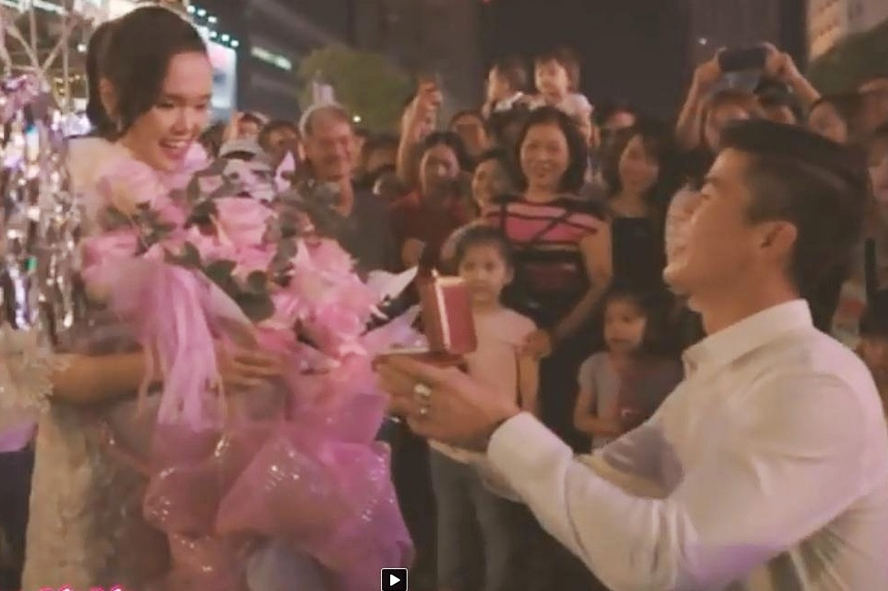 Duy Manh quy goi, cau hon ban gai tren pho di bo Nguyen Hue hinh anh