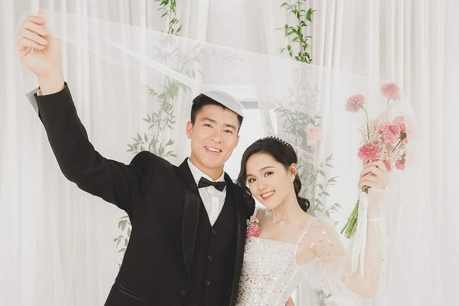 Sau man cau hon lang man, Duy Manh - Quynh Anh khoe anh mac ao cuoi hinh anh