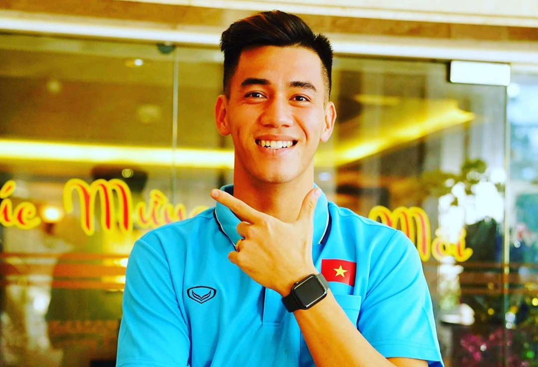 Tien Linh va dong doi khoe anh mua sam, uong tra sua o Bangkok hinh anh