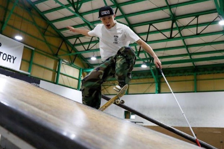 Chang trai khiem thi Nhat Ban theo duoi dam me truot van hinh anh