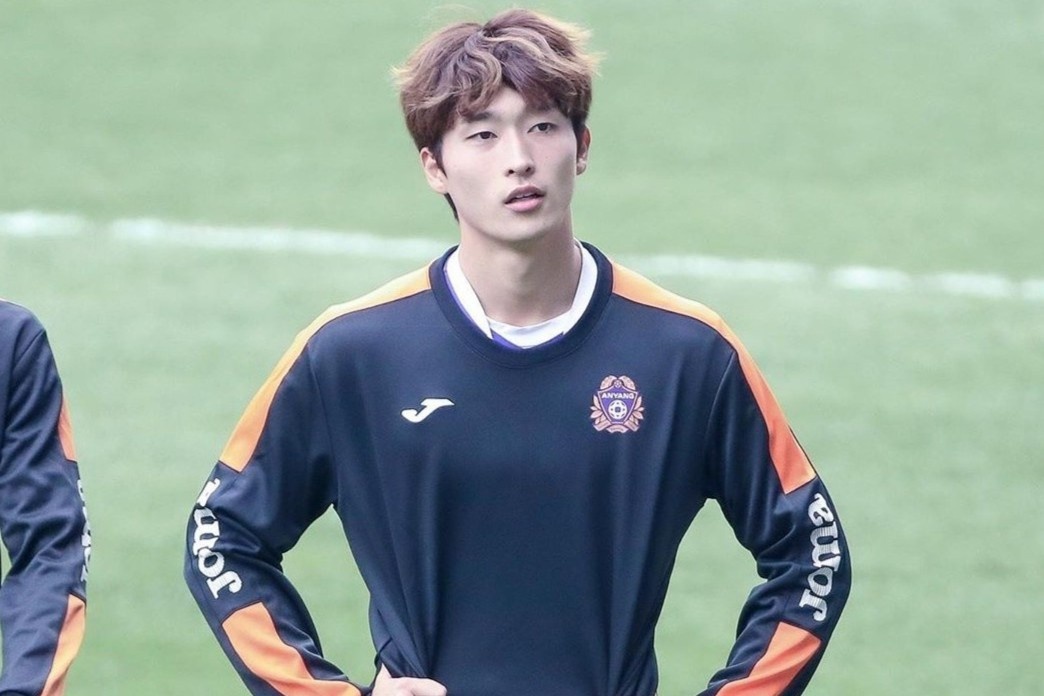 Tien dao U23 Han Quoc dong fan nho ngoai hinh dien trai hinh anh