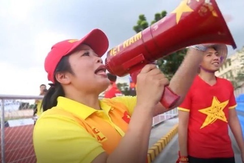 Nu CDV hat 'Bay len troi la bay ra ngoai' bi tan cong trang ca nhan hinh anh