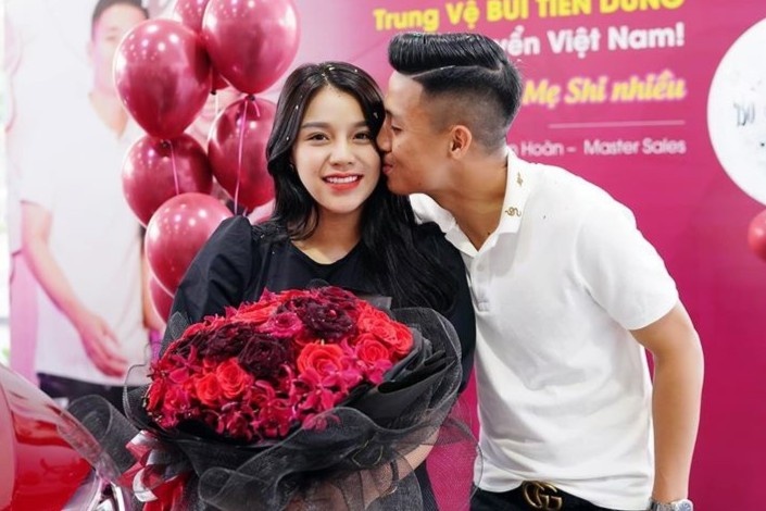 Bui Tien Dung li xi 230 trieu dong va nhung lan tang vo oto, iPhone hinh anh