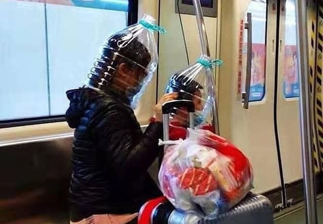 Nguoi Trung Quoc doi chai nhua len dau vi so lay nhiem virus corona hinh anh