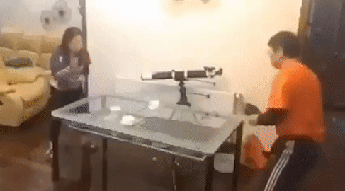 Bi cach ly vi corona, nguoi dan Vu Han cau ca, danh bong ban trong nha hinh anh