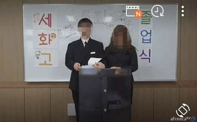 livestream le tot nghiep anh 2