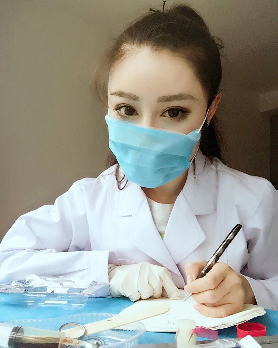 nữ bác sĩ cơ bắp ảnh 1 nu bac si co bap anh 1