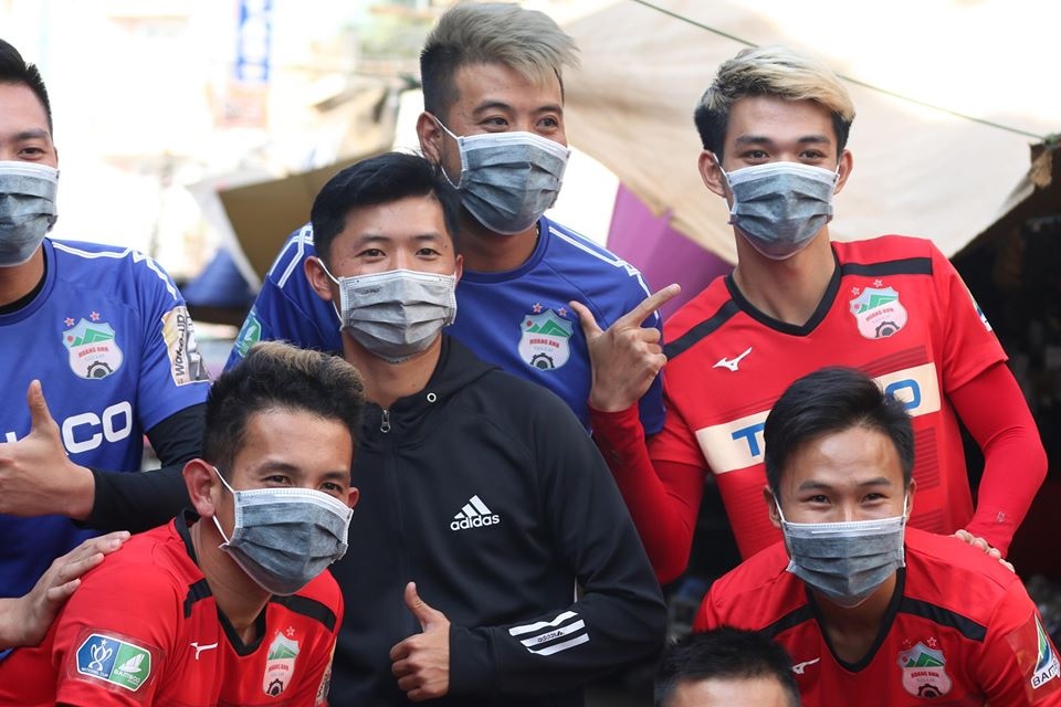 cau thu chong corona anh 2