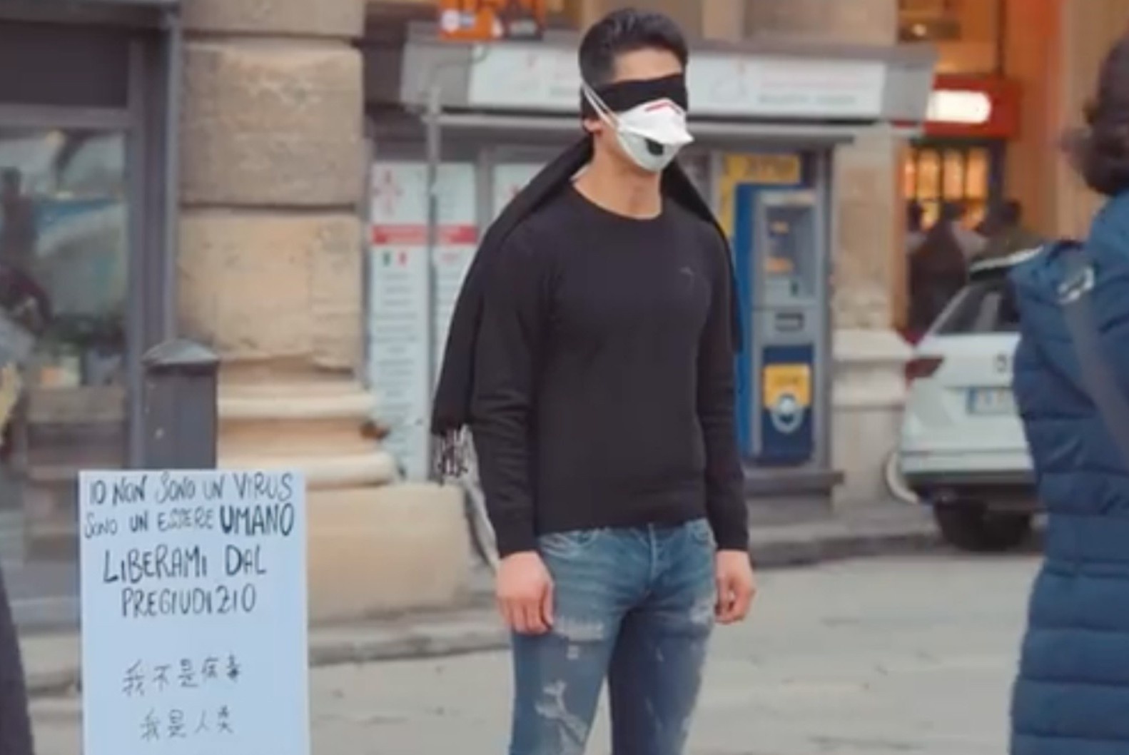 Nguoi Trung Quoc o Italy treo bien 'Toi khong phai virus corona' hinh anh