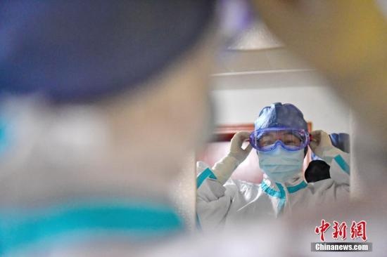 bac si o khu cach ly corona anh 1