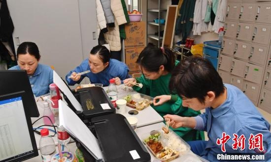 bac si o khu cach ly corona anh 2