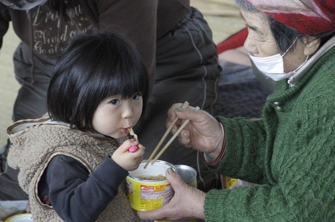 Giua tham hoa, nguoi Nhat van quy cu, tiet kiem va se chia hinh anh