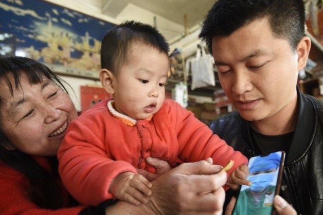 Nu y bac si tuyen dau phai uong thuoc cai sua, bat khoc vi nho con hinh anh