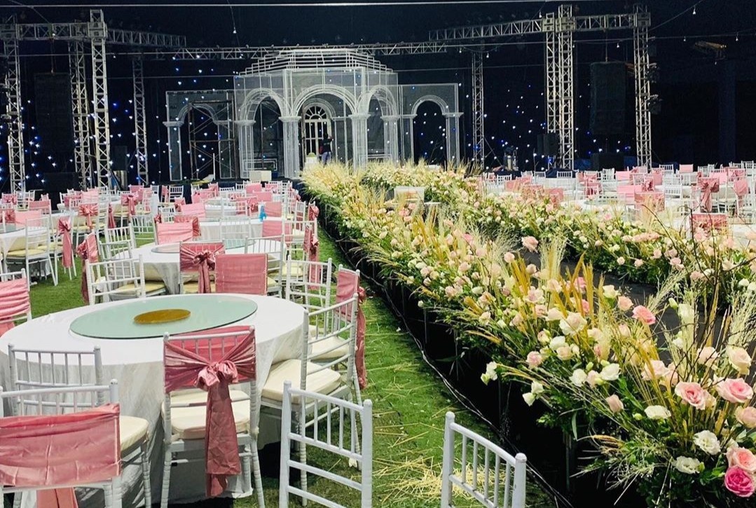 Chi gai Duy Manh khoe khong gian tiec cuoi cua nha trai hinh anh