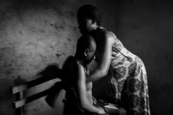 Lo so toi pham tinh duc, cac ba me Cameroon ui phang nguc con gai hinh anh