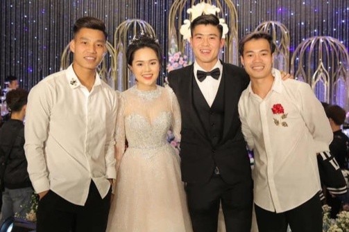 Du dam cuoi Duy Manh, Van Toan bi Hai Que 'ca khia' mac mai mot cai ao hinh anh