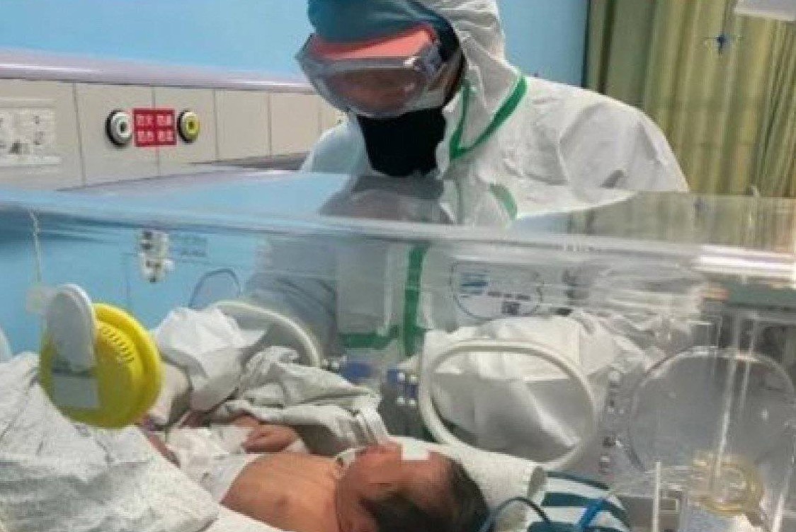 Nguoi me nhiem virus corona lan dau duoc nhin con moi sinh hinh anh