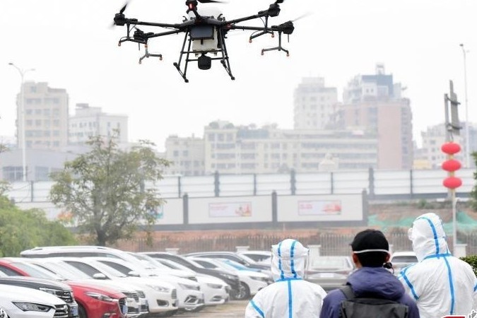 Su dung robot giao hang de han che lay lan corona hinh anh