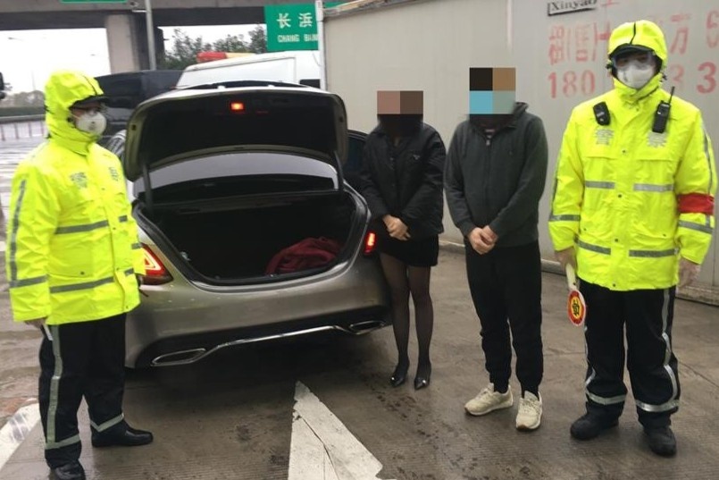 Nguoi phu nu tron trong cop xe de tranh kiem dich hinh anh