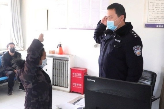 Cau be 9 tuoi quyen gop het tien tiet kiem cho benh vien Vu Han hinh anh