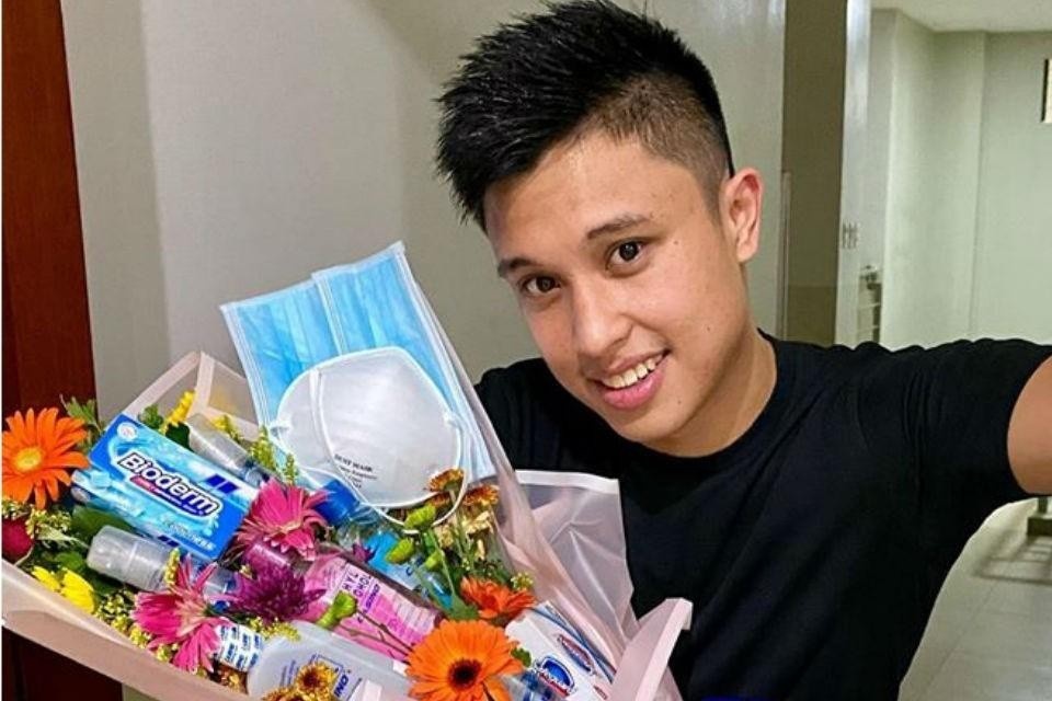 Hoa Valentine lam tu khau trang, nuoc rua tay danh rieng cho mua dich hinh anh