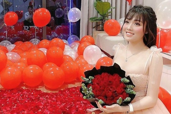 Giang vien Au Ha My khoe duoc chong tao bat ngo trong dip Valentine hinh anh