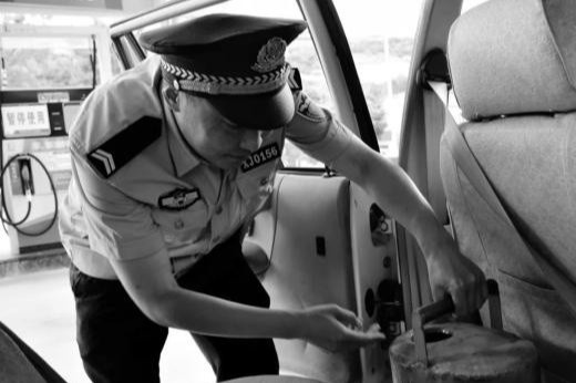 Canh sat qua doi vi kiet suc sau gan 1 thang chong dich corona hinh anh