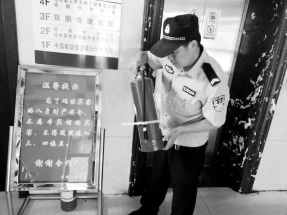 canh sat chet vi kiet suc anh 3