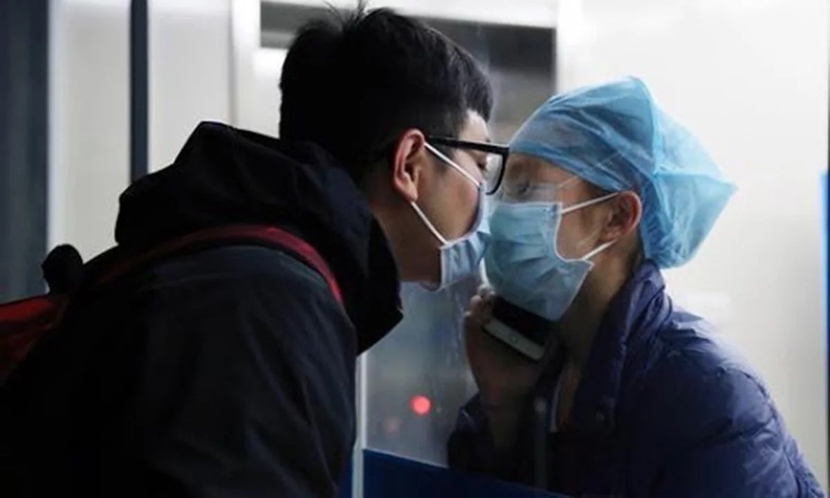 Trung Quoc trong ngay Valentine: Nu hon qua cua kinh, khau trang hinh anh