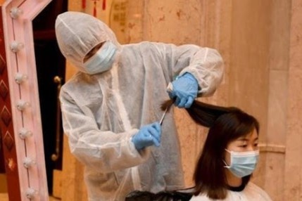 Cat toc, cao dau mien phi cho nhan vien y te giua mua dich corona hinh anh