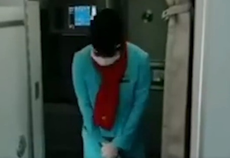 Tiep vien Ho Bac bat khoc cam on bac si tren chuyen bay den vung dich hinh anh