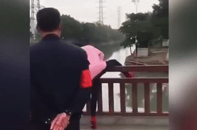 Bi yeu cau deo khau trang, nguoi phu nu gian du nhay xuong song hinh anh