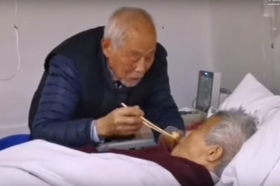 Ong 87 tuoi cham soc vo 83 tuoi khi ca 2 cung nhiem nCoV hinh anh