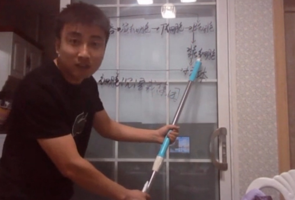 Dung moc quan ao, gay lau nha, cay hanh de livestream day hoc hinh anh