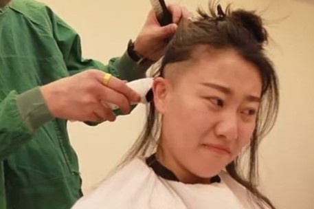 Video cao dau cac nu y bac si chong virus corona gay tranh cai hinh anh