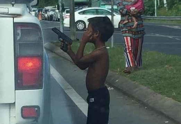 Tranh cai buc anh dua tre bi cong tay khi dung sung do choi doa tai xe hinh anh