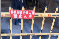 Tranh cai hinh anh quan lau nem thuc an cho khach vi so virus corona hinh anh