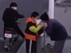 Cau be tang khau trang cho cu gia nhat ve chai tinh co gap tren duong hinh anh