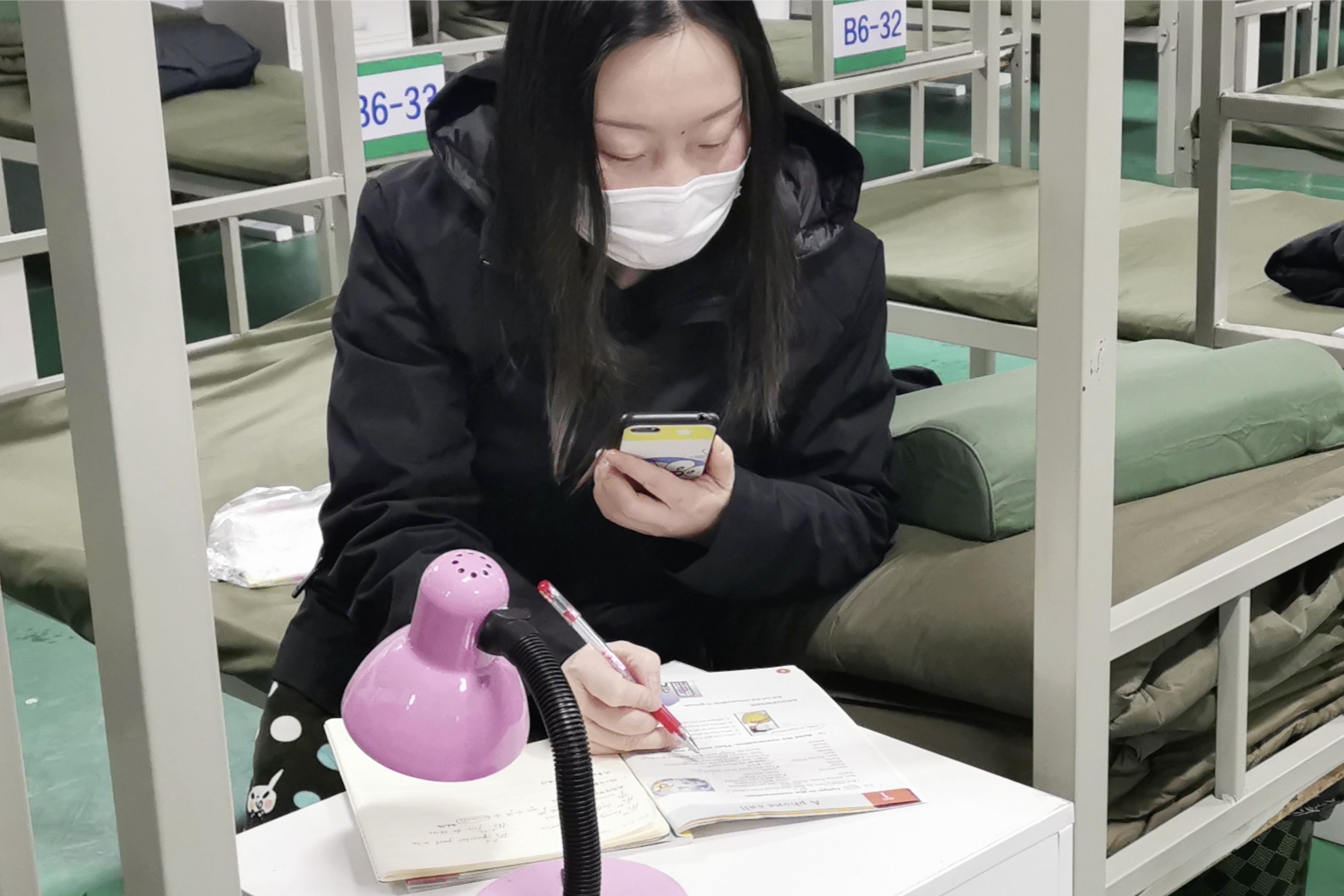 Giao vien nhiem virus corona day hoc online tai benh vien hinh anh