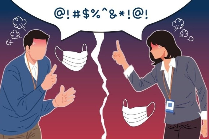 Bi dong nghiep noi 'lam qua' vi deo khau trang tai van phong hinh anh