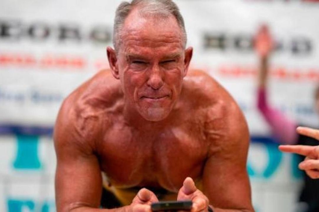 Lap ky luc the gioi voi hon 8 tieng plank o tuoi 62 hinh anh