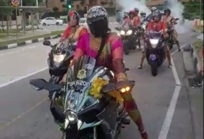 Co dau An Do dan dau doan xe phan khoi lon den dam cuoi hinh anh