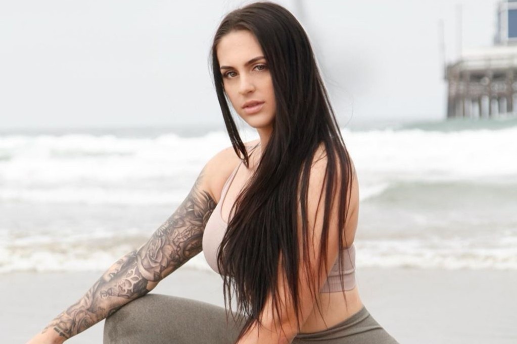 Bi duoi vi dang anh sexy len mang, co gai buoc cong ty phai boi thuong hinh anh